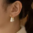 गोल्ड और मोती जैसी बालियां.webp