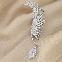 रजत पंखों वाली कुबिक ज़िरकोन कान की बालियाँ.webp