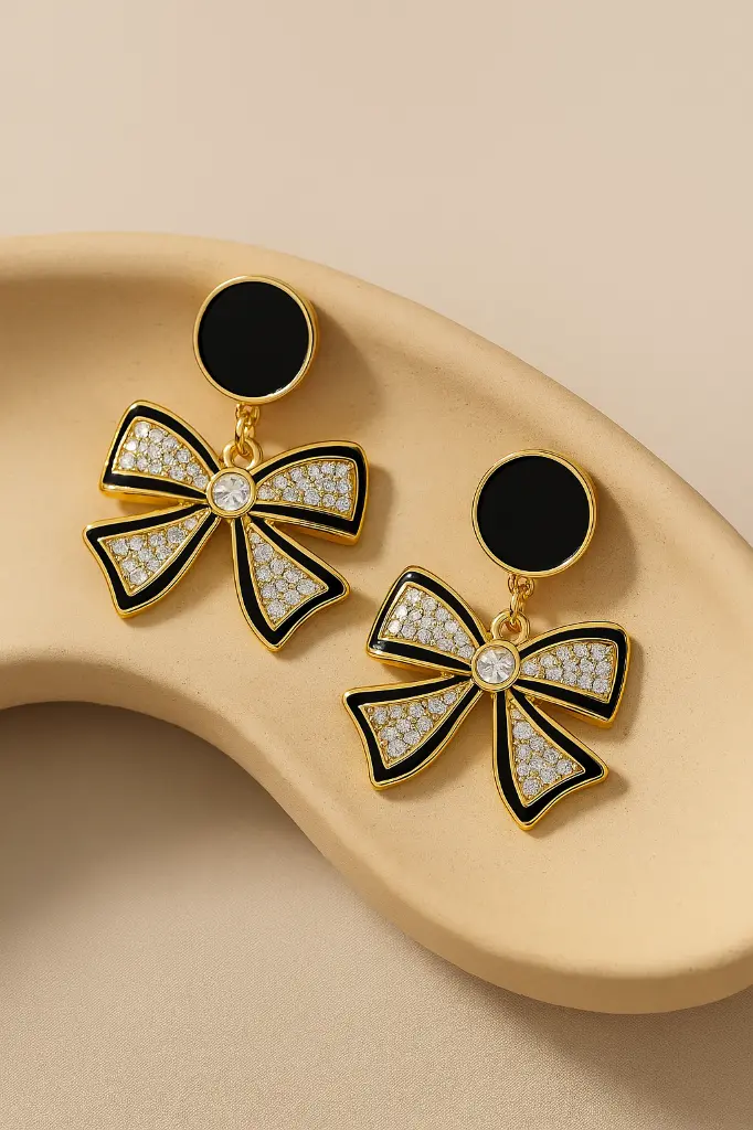 गोल्ड-टोन्ड बालियां और चमकदार ज़िरकोन.webp