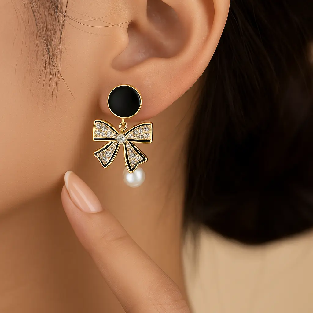 गोल्ड बाउ ईयररिंग का नज़दीकी शॉट.webp