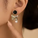 गोल्ड बाउ ईयररिंग का नज़दीकी शॉट.webp