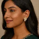 गोल्ड बटरफ्लाई बालियों से खास पोर्ट्रेट.webp