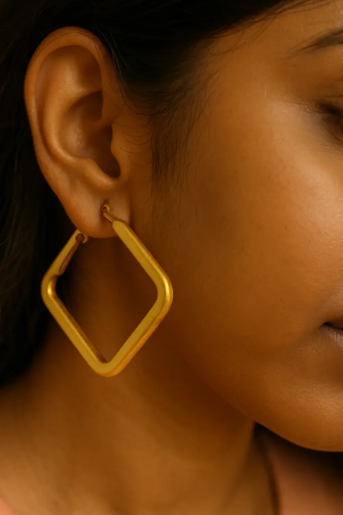 गोल्ड हूप इयररिंग के साथ पोर्ट्रेट.webp