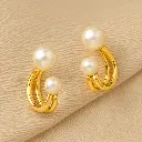 सुनहरे और मोती के झुमके.webp