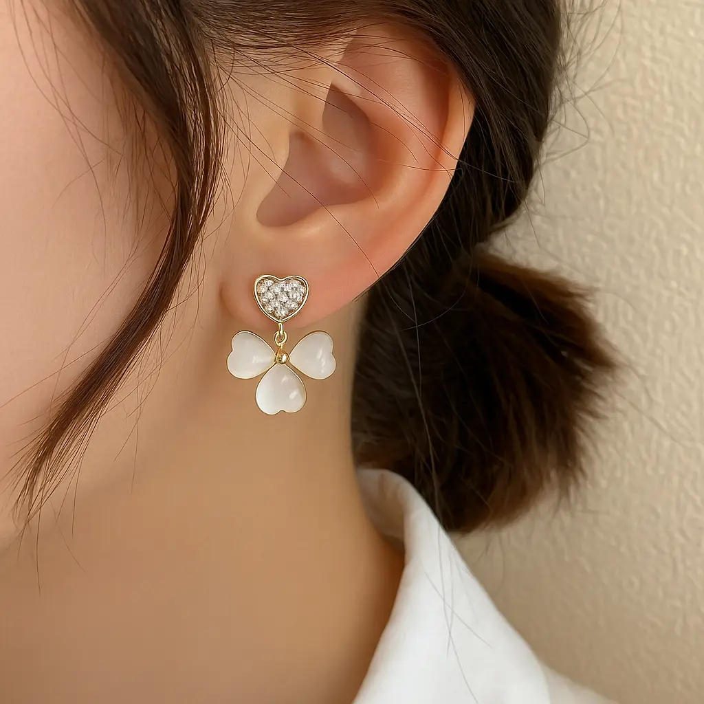 सोनारी तितली बैकल्पिक कान की बालियां.webp